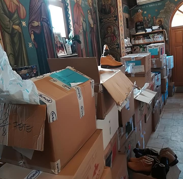 REPORTAJ/Preotul care a strâns o armată de îngeri păzitori și-a reușit o minune. 4.000 de copii săraci au intrat în an nou cu hăinuțe noi!