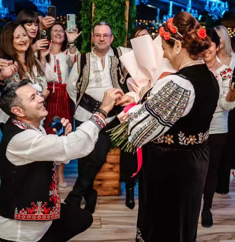 Mihaela Borcea a fost cerută în căsătorie. Imagini cu momentul special: „Un bărbat deosebit, care m-a învățat să iubesc din nou”
