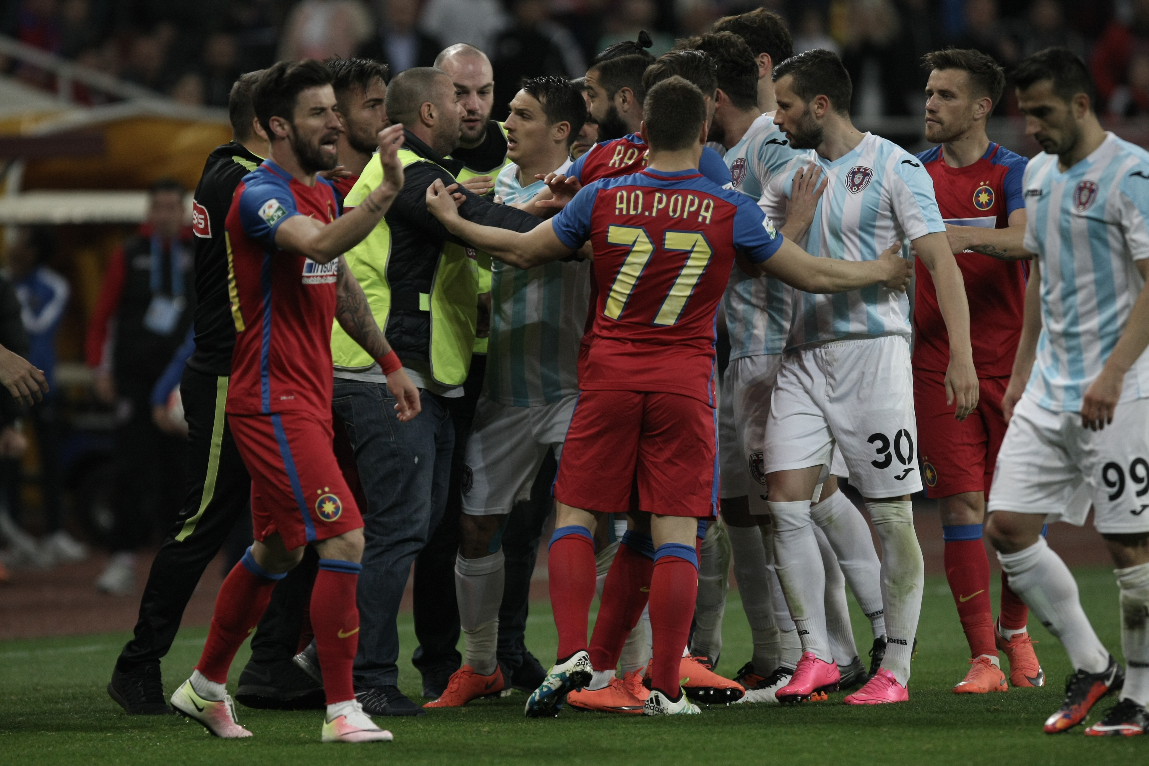Crăciunescu, revoltat că stewarzii au intrat pe teren la meciul Steaua - ASA: ”Ce facem, aducem trupele speciale?” | GALERIE FOTO