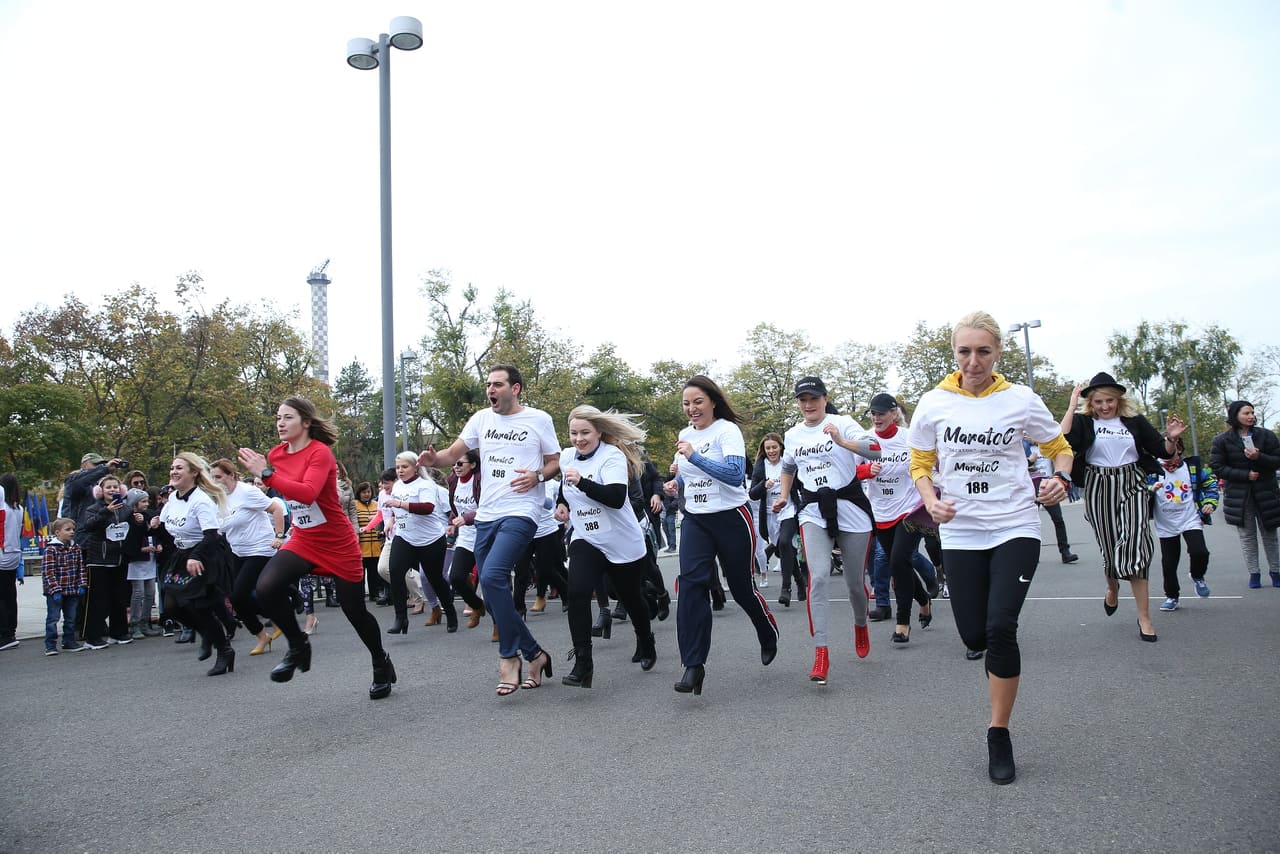 Maraton pe tocuri, în București! La "Maratoc", un eveniment caritabil organizat de actrița Monica Davidescu, au putut participa și bărbați