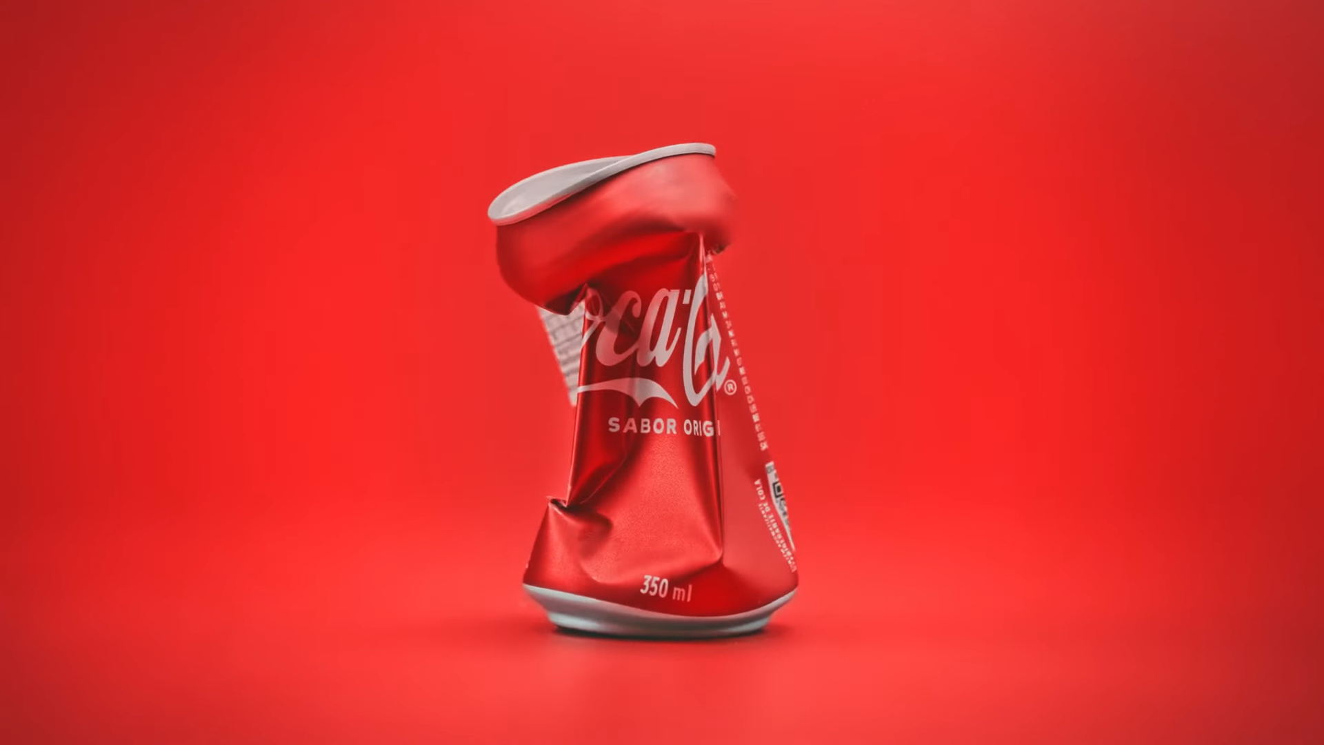 Tönkrezúzzák a Coca-Cola ikonikus logóját, hogy a cég megtisztulását hirdessék – videó