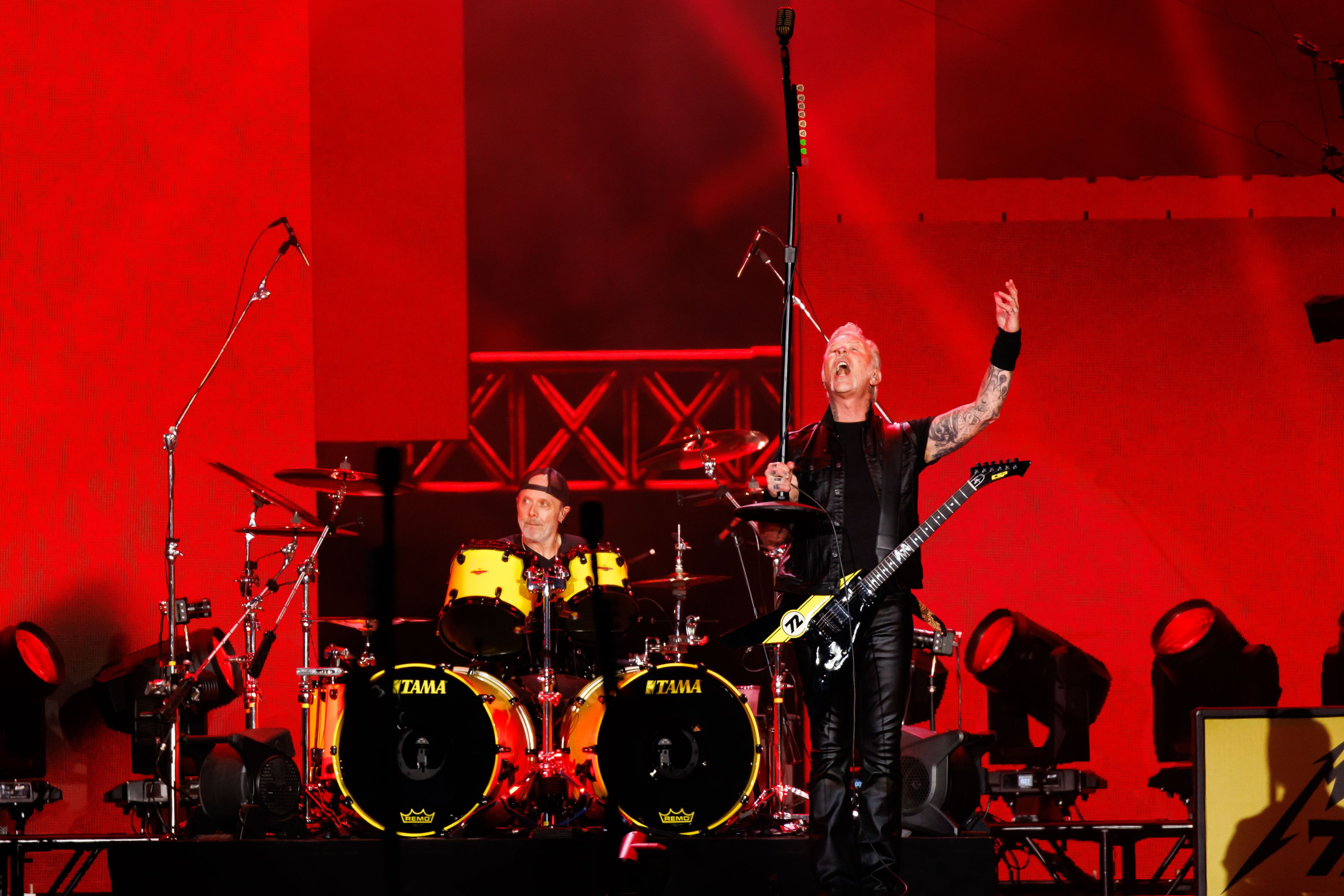 James Hetfield, surprins pe străzile din București înainte de concertul Metallica. Solistul trupei a vizitat un anticariat și a ieșit la cină cu logodnica sa
