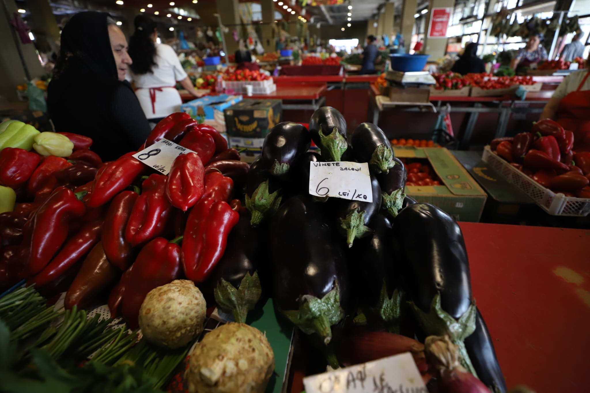 Cât costă să cumperi ingrediente pentru 10 borcane de zacuscă: calculul pentru rețeta tradițională cu vinete, ardei kapia, gogoșari și ceapă