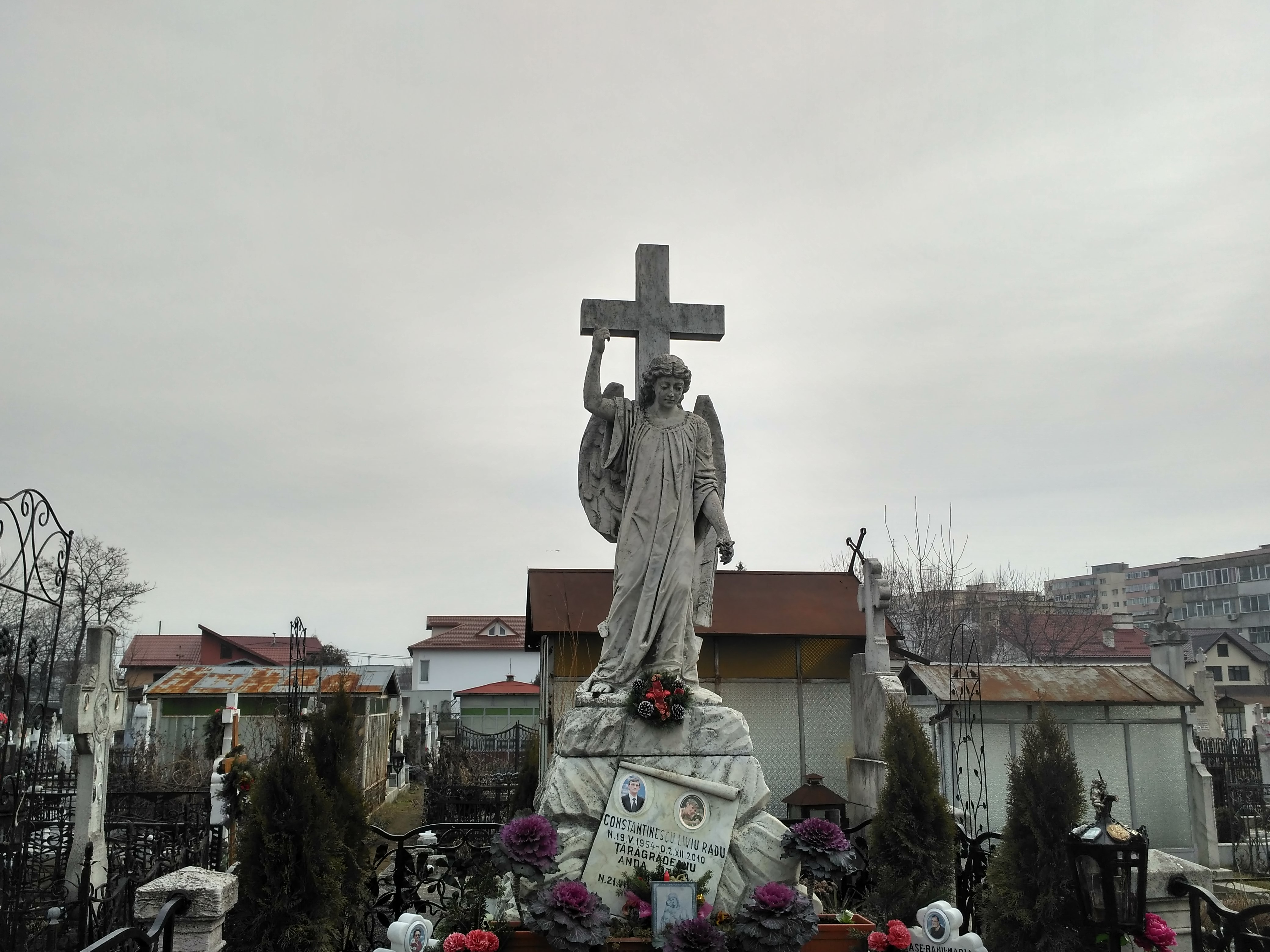 REPORTAJ/Cum a cinstit un ploieștean memoria nevestei care-l înșela. I-a ridicat cel mai original monument: ”Astfel este viața”/VIDEO