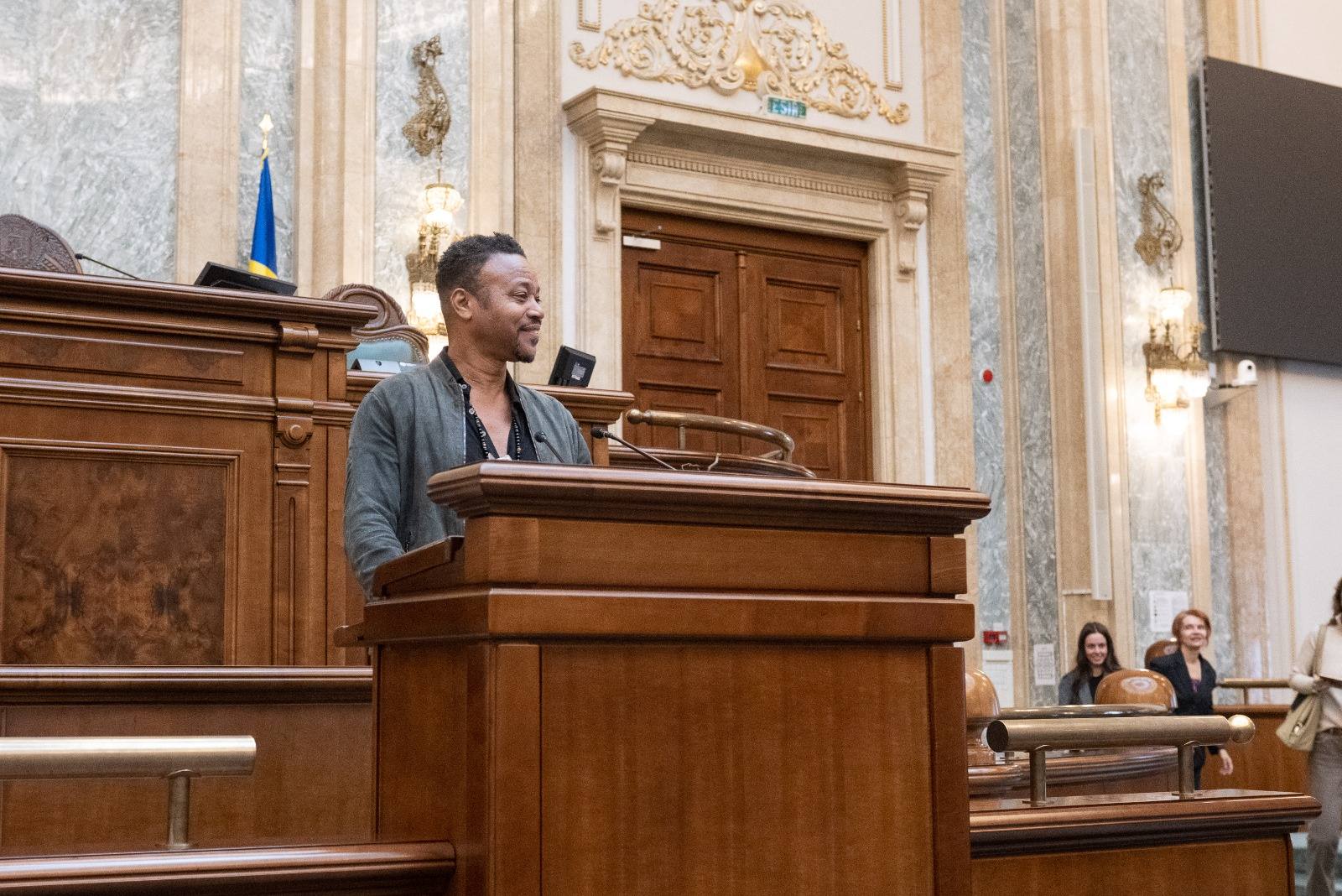 Cuba Gooding jr, vizită în România. Actorul a ajuns pe șantierul clinicii de la Obregia și la Senat