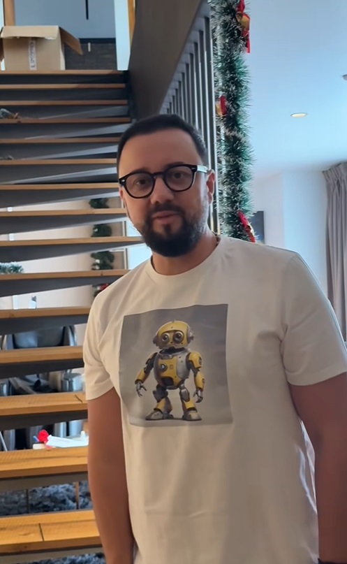 Imagini din casa Andrei și a lui Cătălin Măruță, împodobită de Crăciun. Nu au decorat doar bradul, ci și scările interioare și ușa vilei