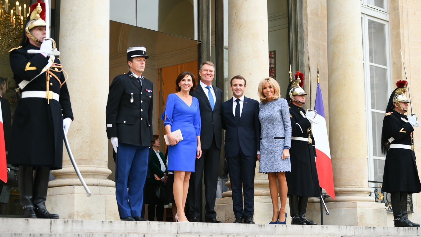 GALERIE FOTO / Carmen Iohannis a impresionat cu ținutele purtate la Paris. Ea și Brigitte Macron au fost în centrul atenției