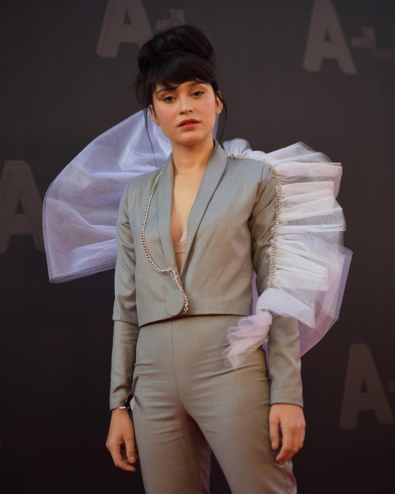 Defilare extravagantă la The Artist Awards. Vedetele au purtat ținute de mii de euro, cu sclipici, blană, paiete și voal