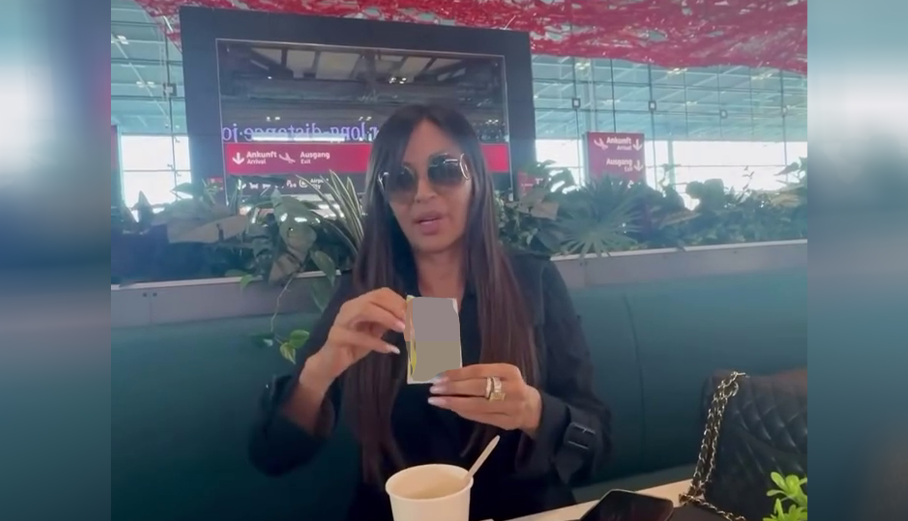 Ceca Ražnatović na aerodromu muti lek zbog jake prehlade posle koncerta u Berlinu