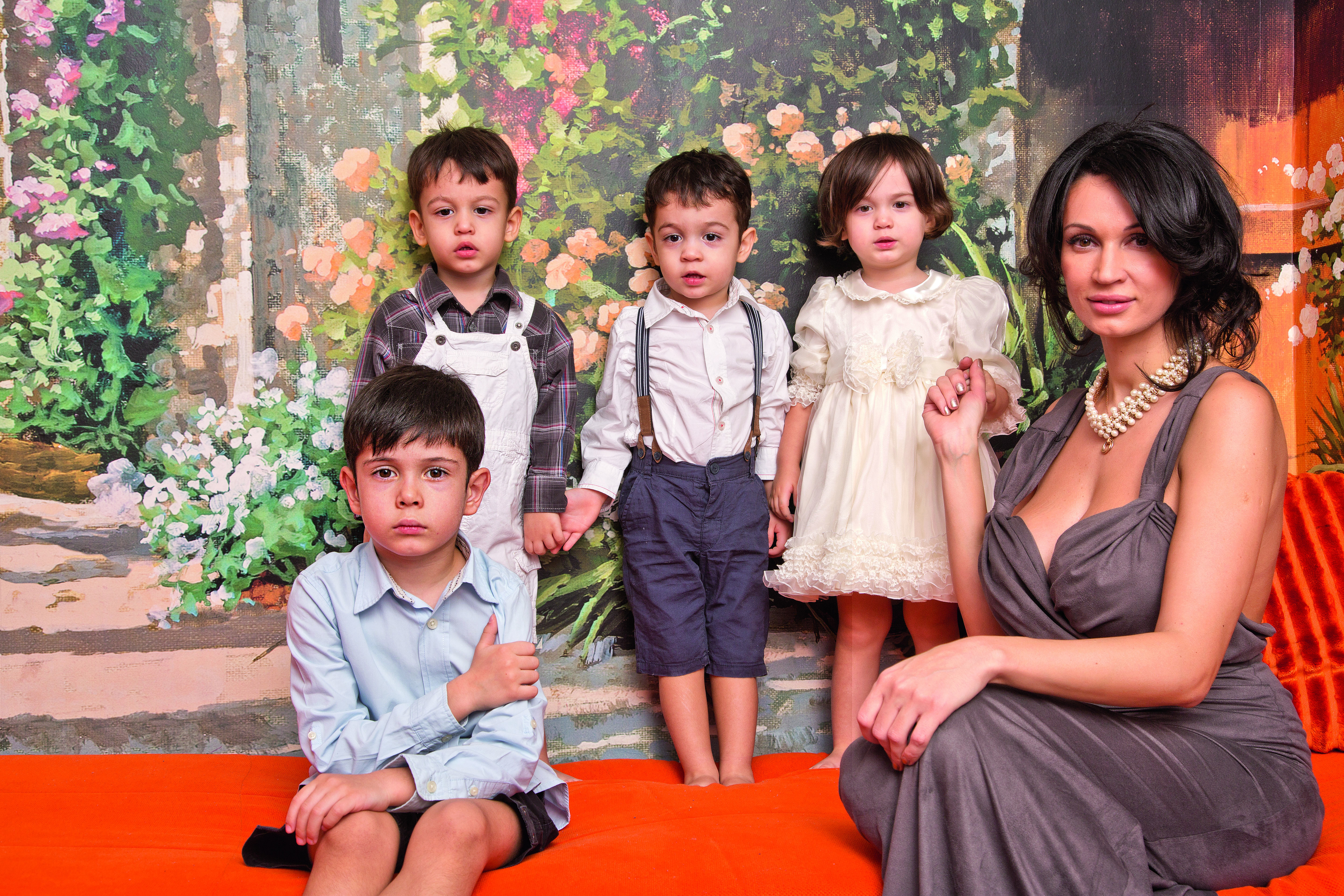 Nicoleta Luciu, surprinsă alături de cei patru copii. Fiul cel mare a depășit-o la înălțime pe mama lui
