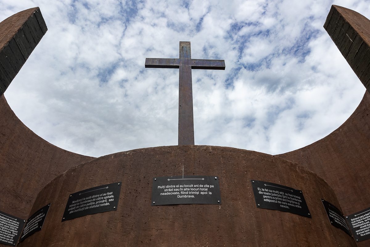 Cimitirul cu necunoscuți din Dumbrava. Viorel Pașca: „Toată lumea, indiferent de religie, are cruce la fel. Ca să nu se supere niciunul”