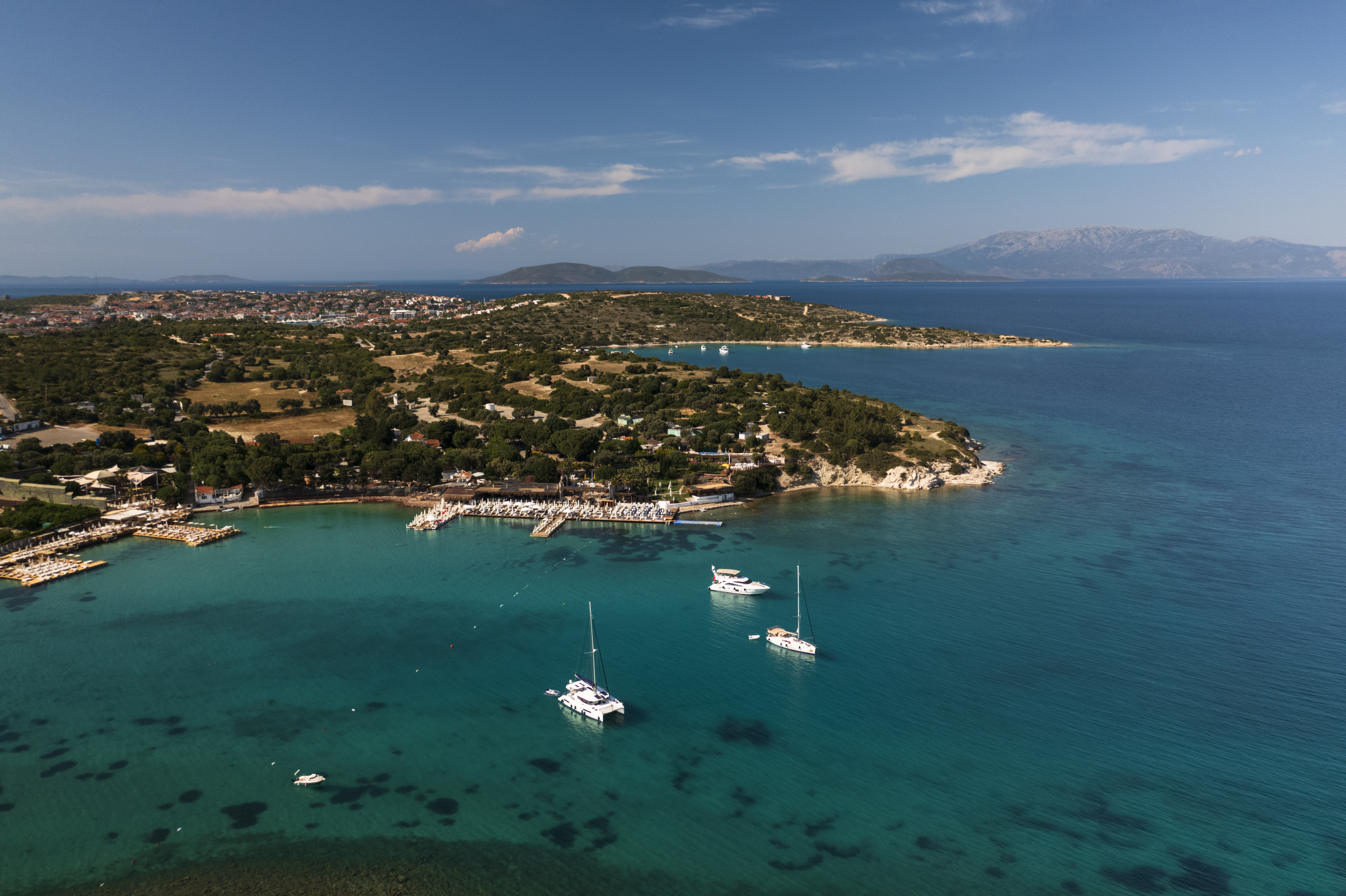 Peninsula din Turcia unde se regăsesc plantații străvechi de măslini și livezi de migdali. Băile Cleopatrei oferă o experiență aparte în vacanță
