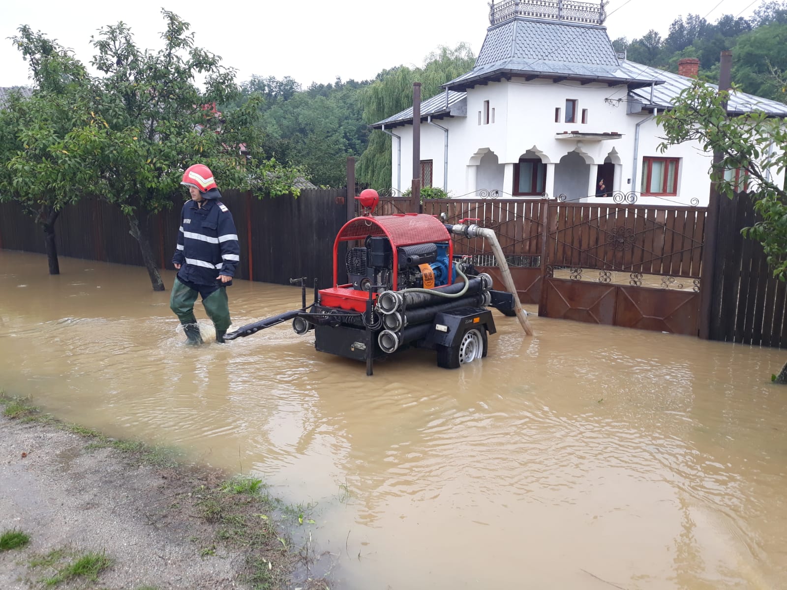 UPDATE/ Cod roșu de inundații în Vâlcea, Gorj și Argeș. Zeci de oameni au fost evacuați din case în Băbeni, Vâlcea