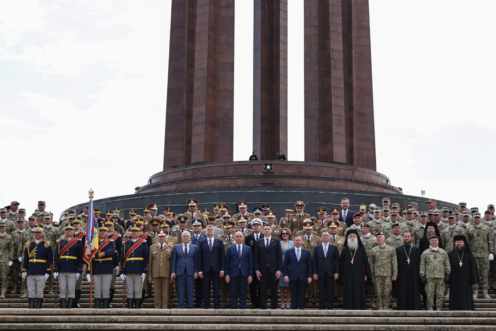 Ziua Forțelor Terestre 2025. Ilie Bolojan a vizitat fără Marcel Ciolacu expoziția de echipamente și tehnică militară din Parcul Carol | VIDEO