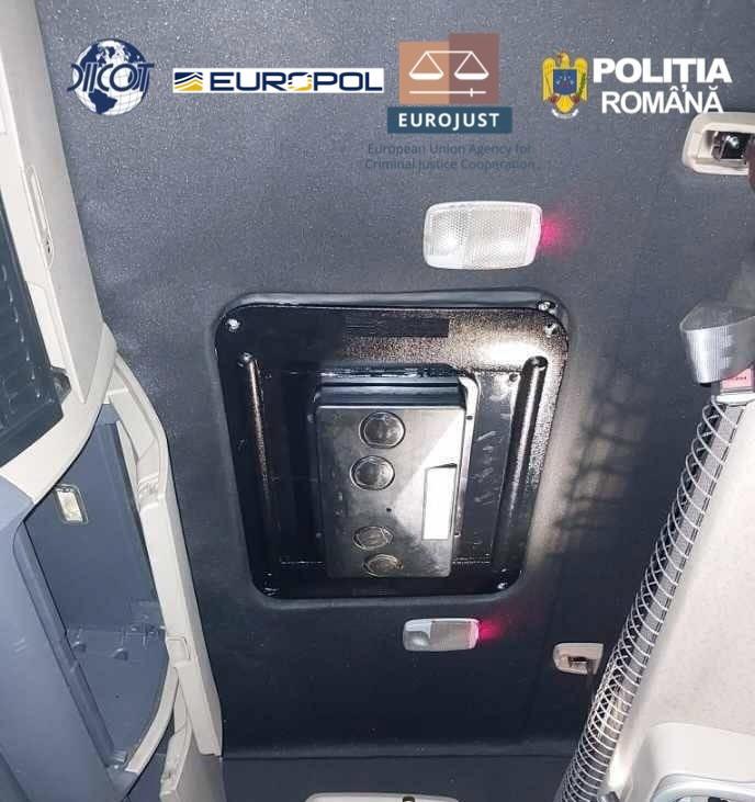 Șoferi români de TIR au transportat 1,7 tone de droguri în Europa, pentru traficanți albanezi, în compartimente secrete
