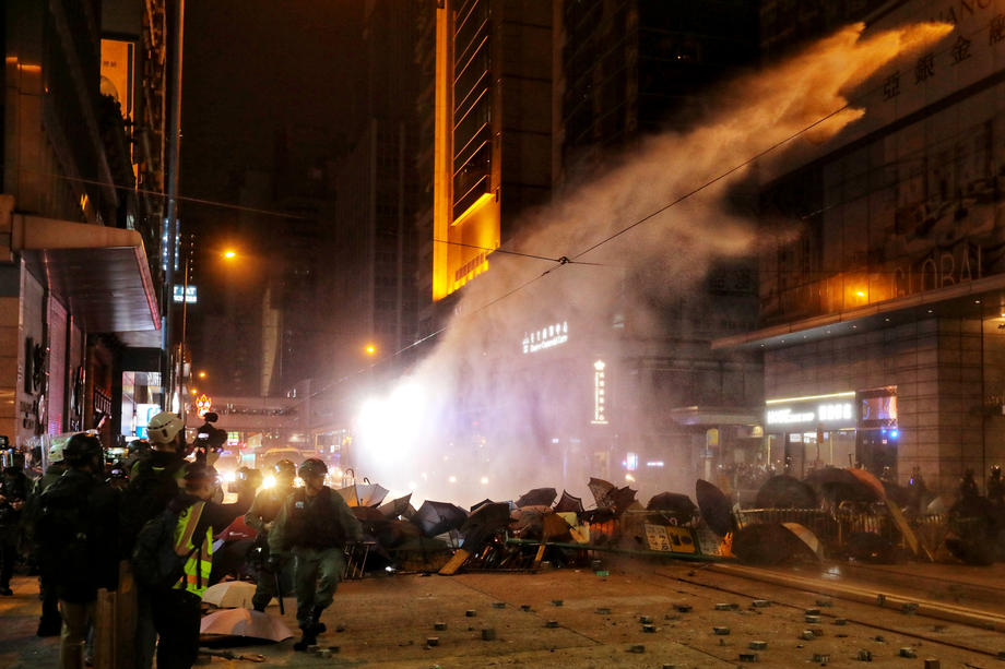 De Revelion, la Hong Kong s-au ciocnit cocktailuri Molotov