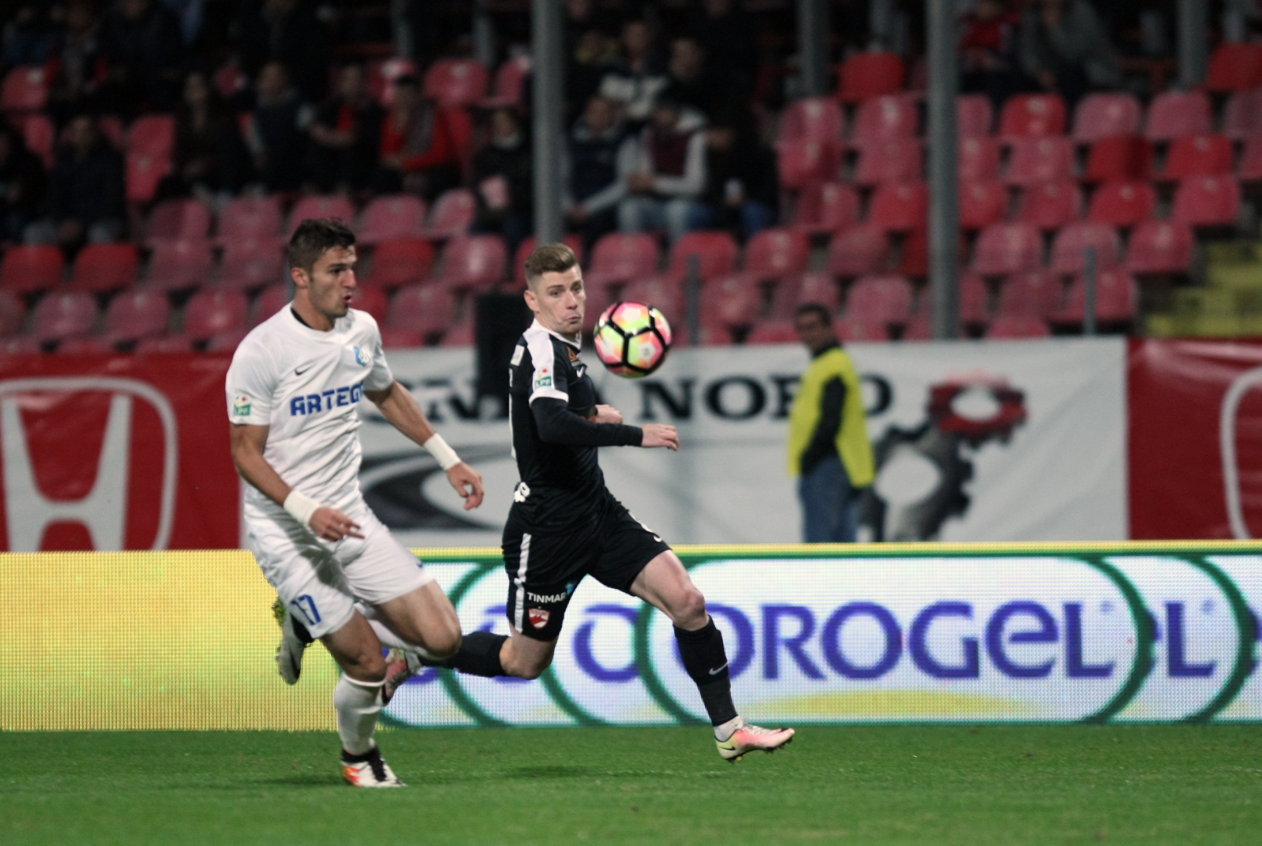 Liga 1, etapa 13. Dinamo - Pandurii 4-0. Autogol incredibil Lazar, ”dublă” Lazăr, plus Palici. ”Câinii”, în negru, în memoria lui Titi Frățilă. Fanii i-au cerut demisia lui Ando / VIDEO
