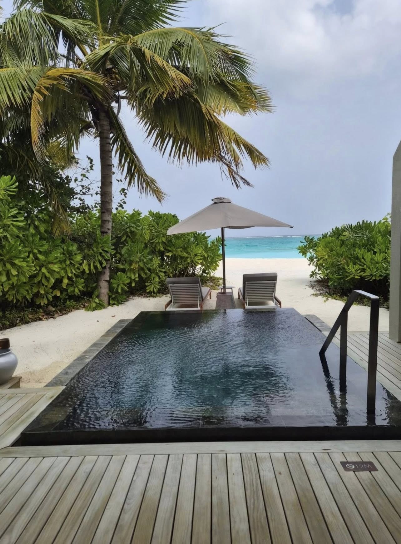 Imagini cu INNA în costum de baie, în Maldive. Cât costă o noapte în resortul de lux unde e cazată: „Meriți o vacanță”