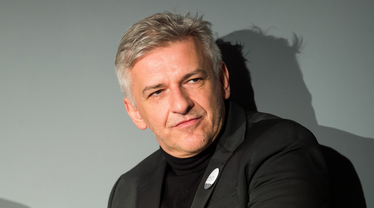 Alföldi Róbert félbeszakította az előadását, büfészünetet tartott az Átriumban: „Hat darab mignon a büfében 750!” – videó