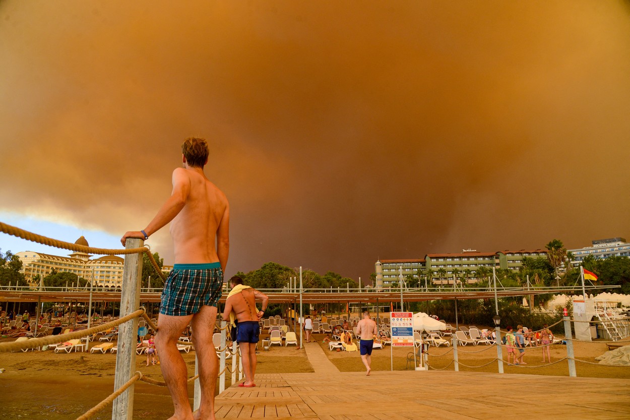 Turcia, în alertă din cauza incendiilor. Vacanță încheiată pentru mii de turiști
