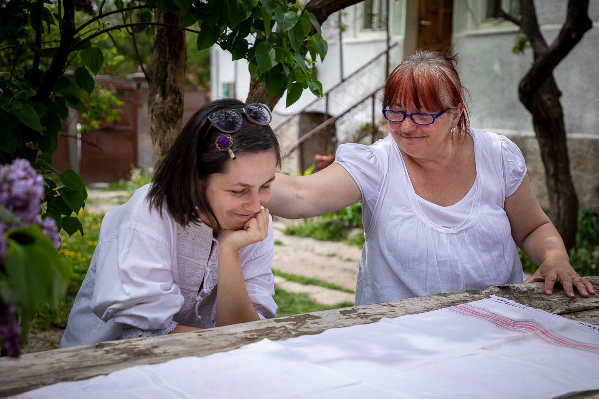 Lovită de o boală rară, o violonistă de 36 de ani din Covasna a uitat aproape totul, mai puțin muzica. “A uitat să plângă. Când o doare ceva, i se umplu ochii de lacrimi, dar râde”
