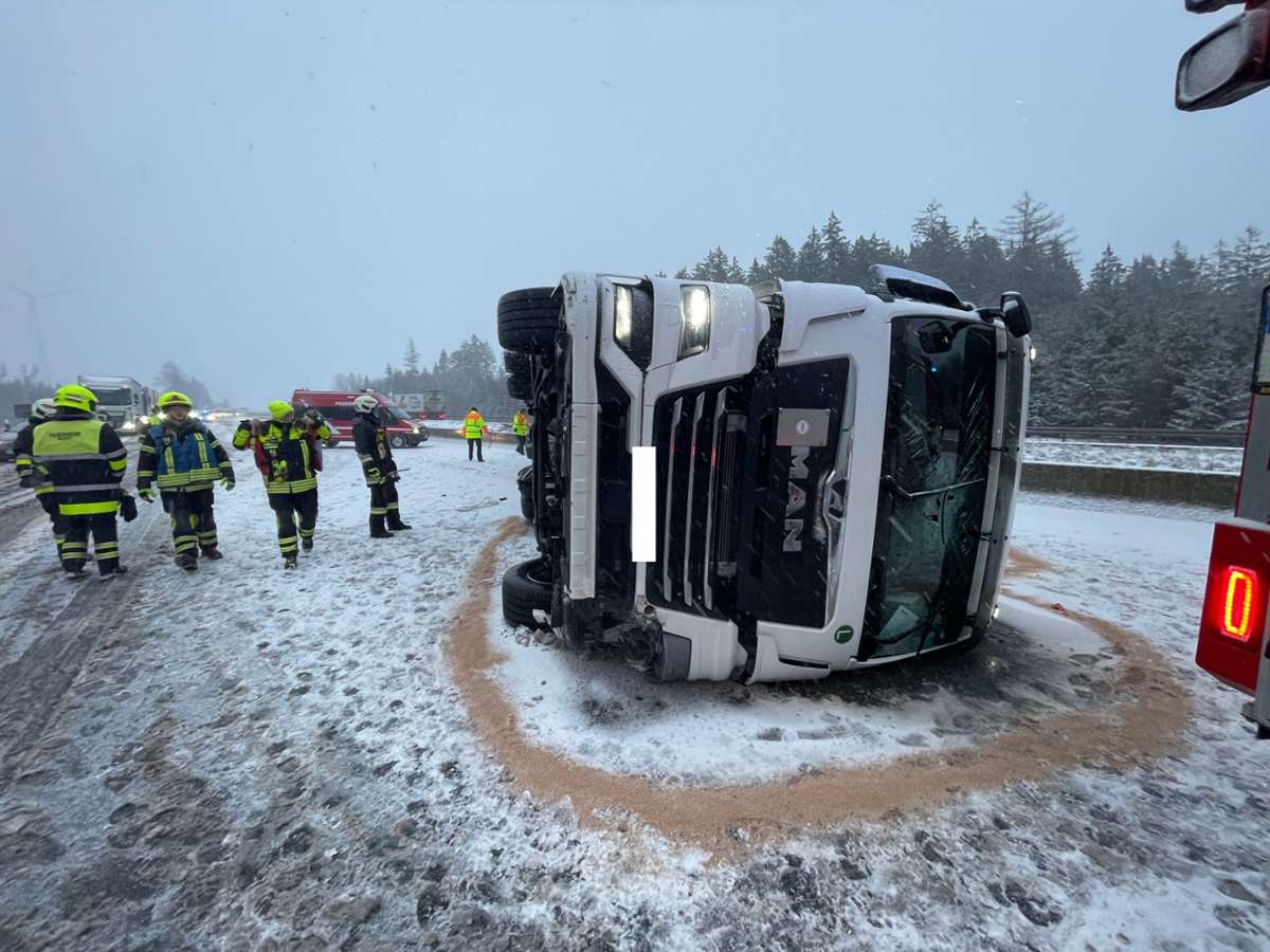 În prima zi cu zăpadă în Germania, un șofer român a răsturnat camionul pe autostradă și a blocat tot traficul