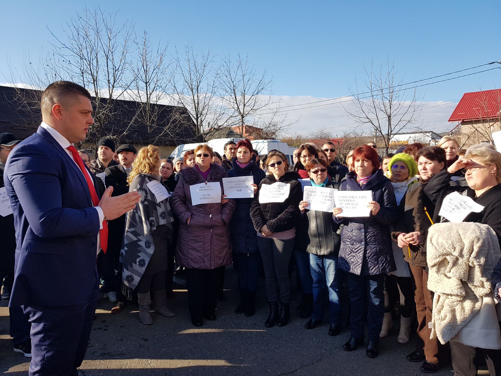Angajații Protecției Copilului Vaslui au blocat activitatea nemulțumiți că nu și-au primit salariile. Pentru scurt timp, ei au blocat și DN24| FOTO&VIDEO