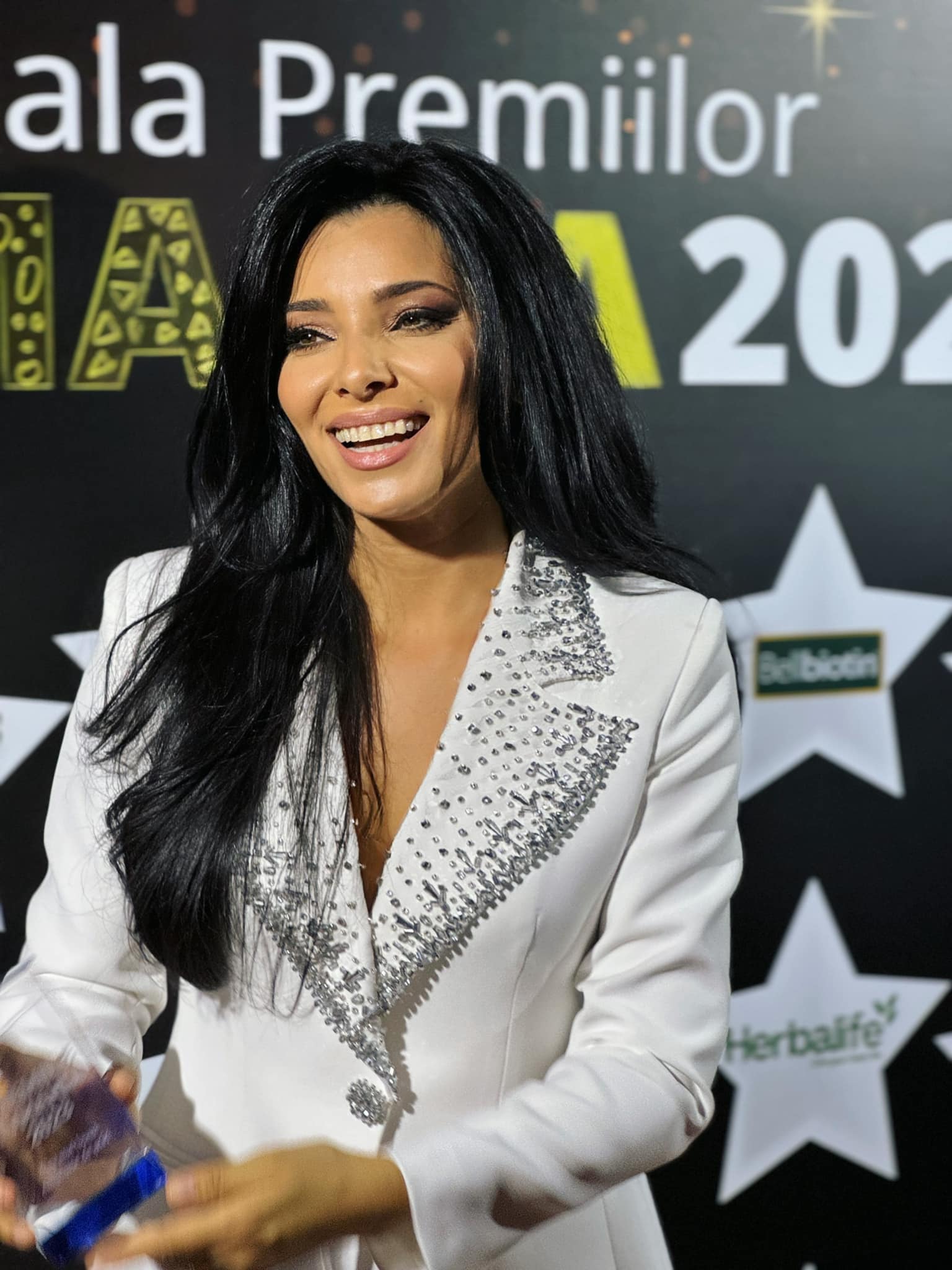 Andreea Esca și Corina Caragea, ținute trase la indigo la Premiile TVmania. Cât a costat costumul purtat de cele două vedete de la PRO TV