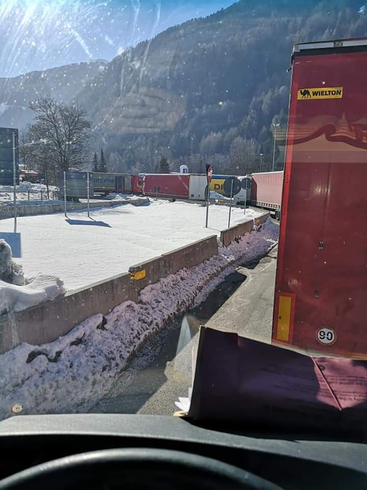 VIDEO | Sute de șoferi de TIR, mulți români, ținuți cu orele în viscol și ger la granițele Germaniei, ca să facă testul COVID