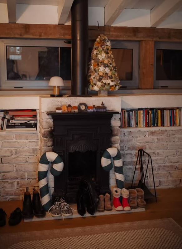 Imagini din sufrageria Danei Rogoz, decorată de Crăciun. A împodobit bradul alături de cei doi copii