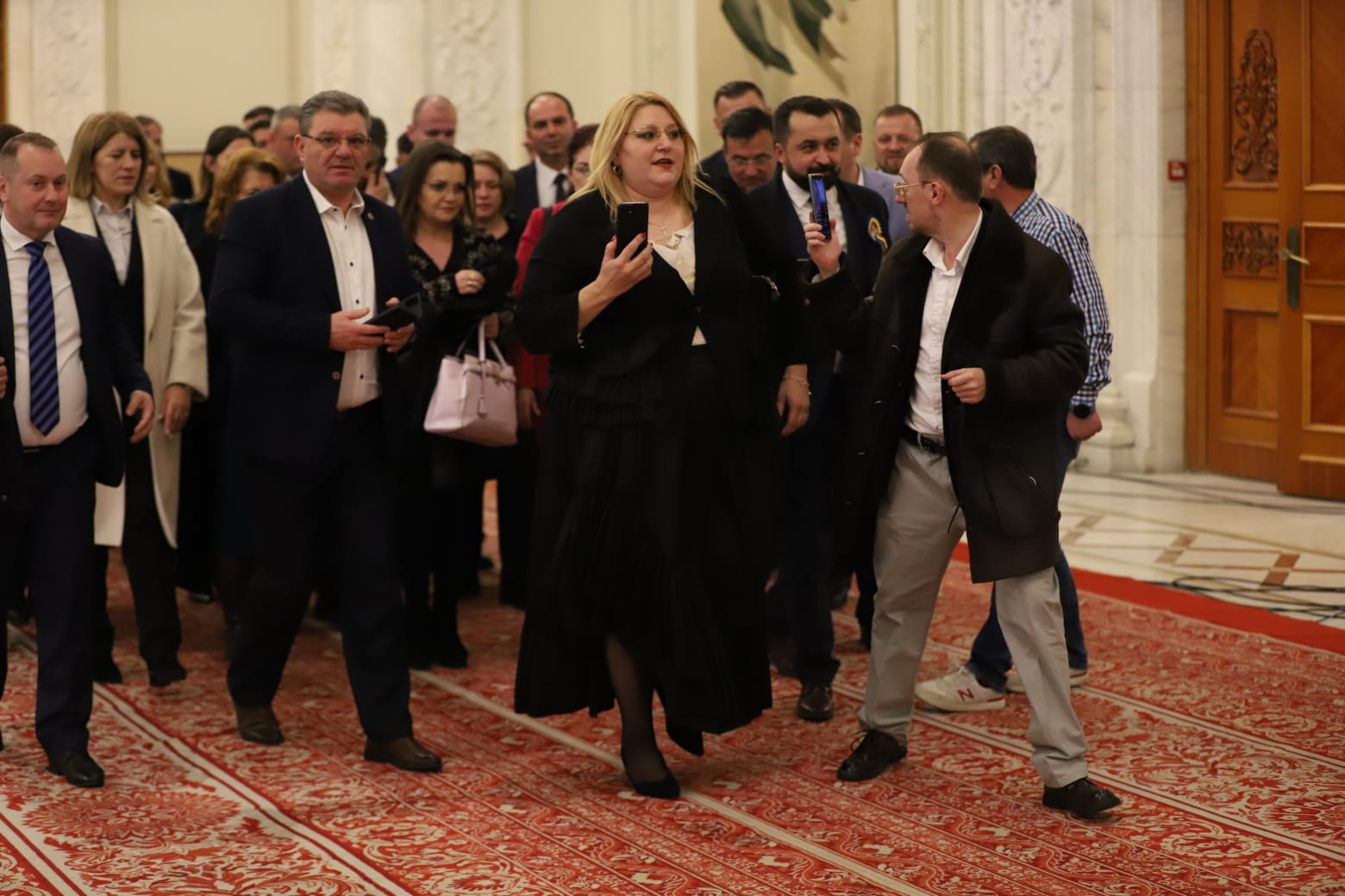 Prima zi din viața noului Parlament. Șoșoacă l-a flancat pe Ciucă, Becali a smuls microfonul unui jurnalist, iar liberalii se zbat între Crin și Nicușor