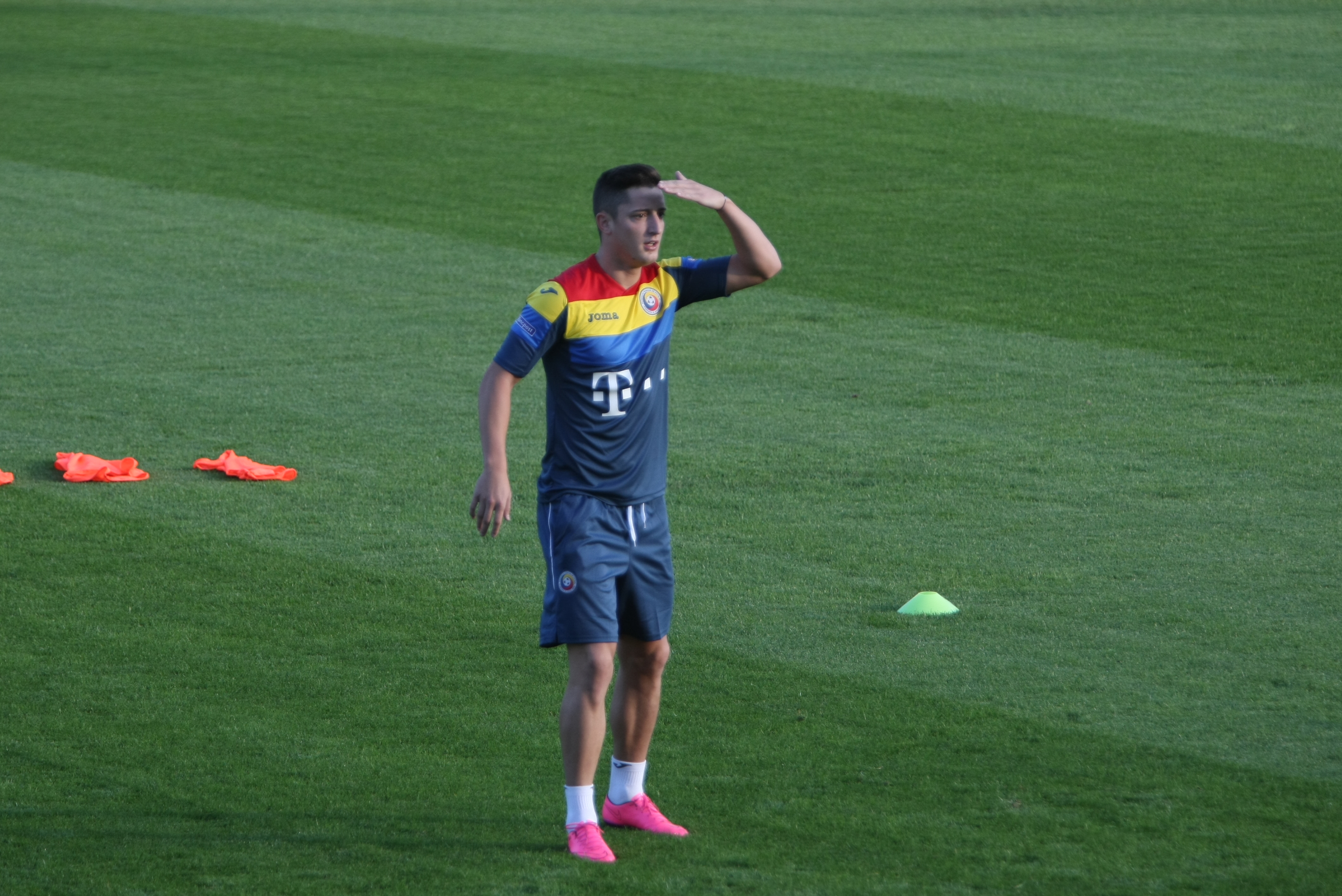 FRF a câștigat recursul la UEFA, meciul cu Finlanda se va disputa cu spectatori! Marți se pun în vânzare, online, biletele. ^Tata Puiu nu știa ”bomba” la antrenamentul de luni și căuta metode să învioreze naționala: ”Să veniți cu trompetele la stadion, măcar pe voi să vă aud!” / FOTO
