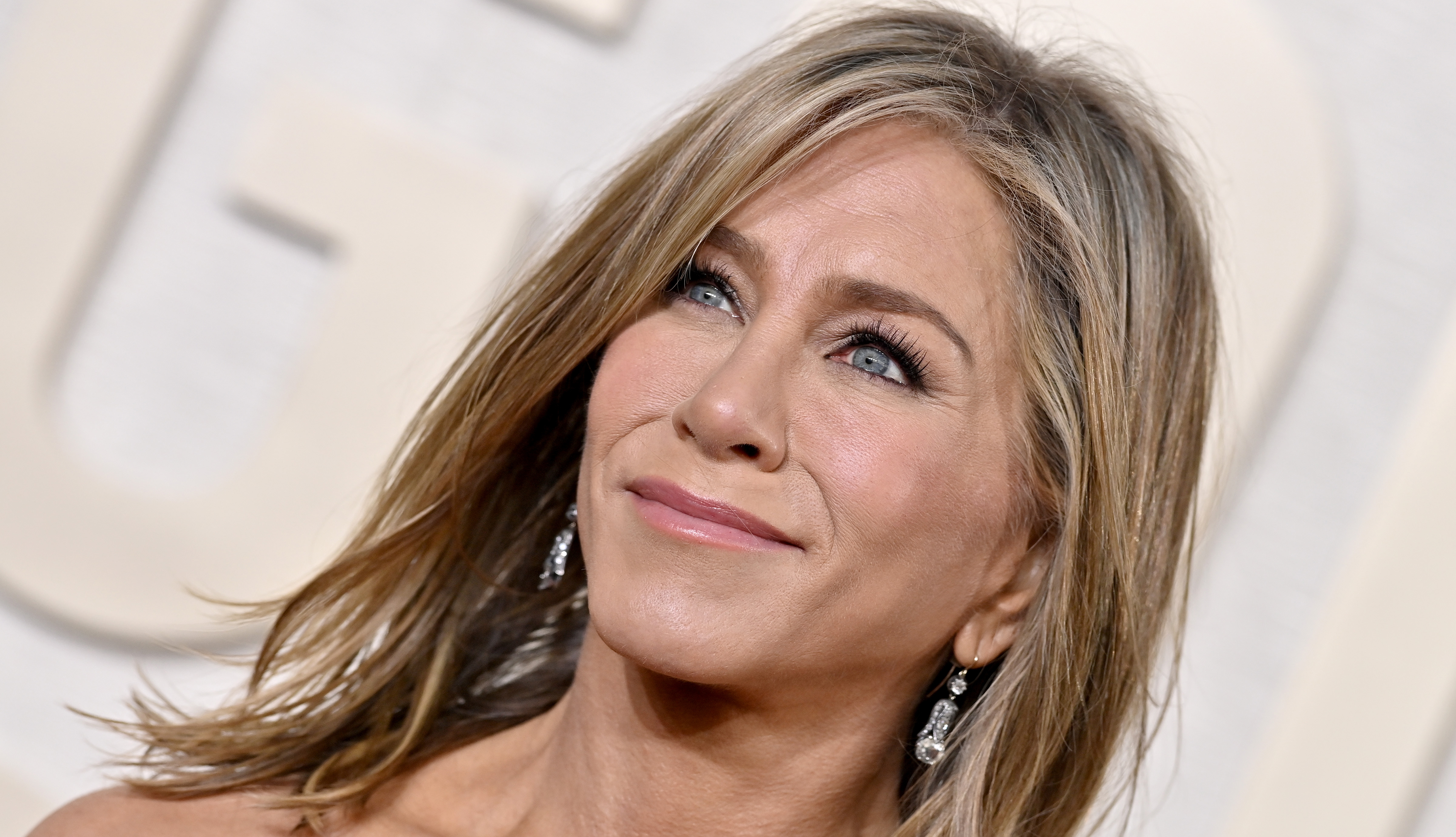 Jennifer Aniston egyik stílustrükkjét mi is elleshetjük és alkalmazhatjuk a nyáron a GLAMOUR divatszerkesztője szerint