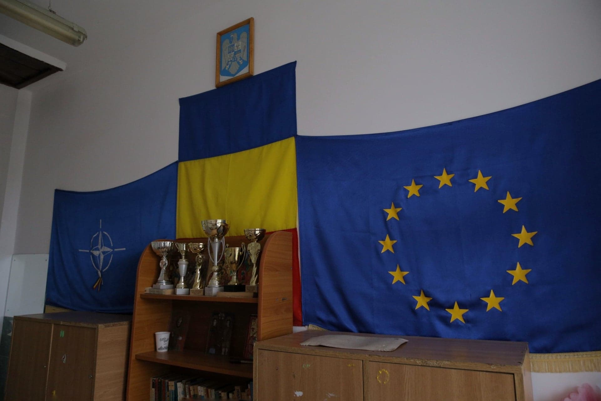 Povestea din spatele fotografiei cu copiii duși cu căruța la școală: puștii stau fără părinți, școala nu-i ajută cu microbuzul, iar unchiul se descurcă cum poate