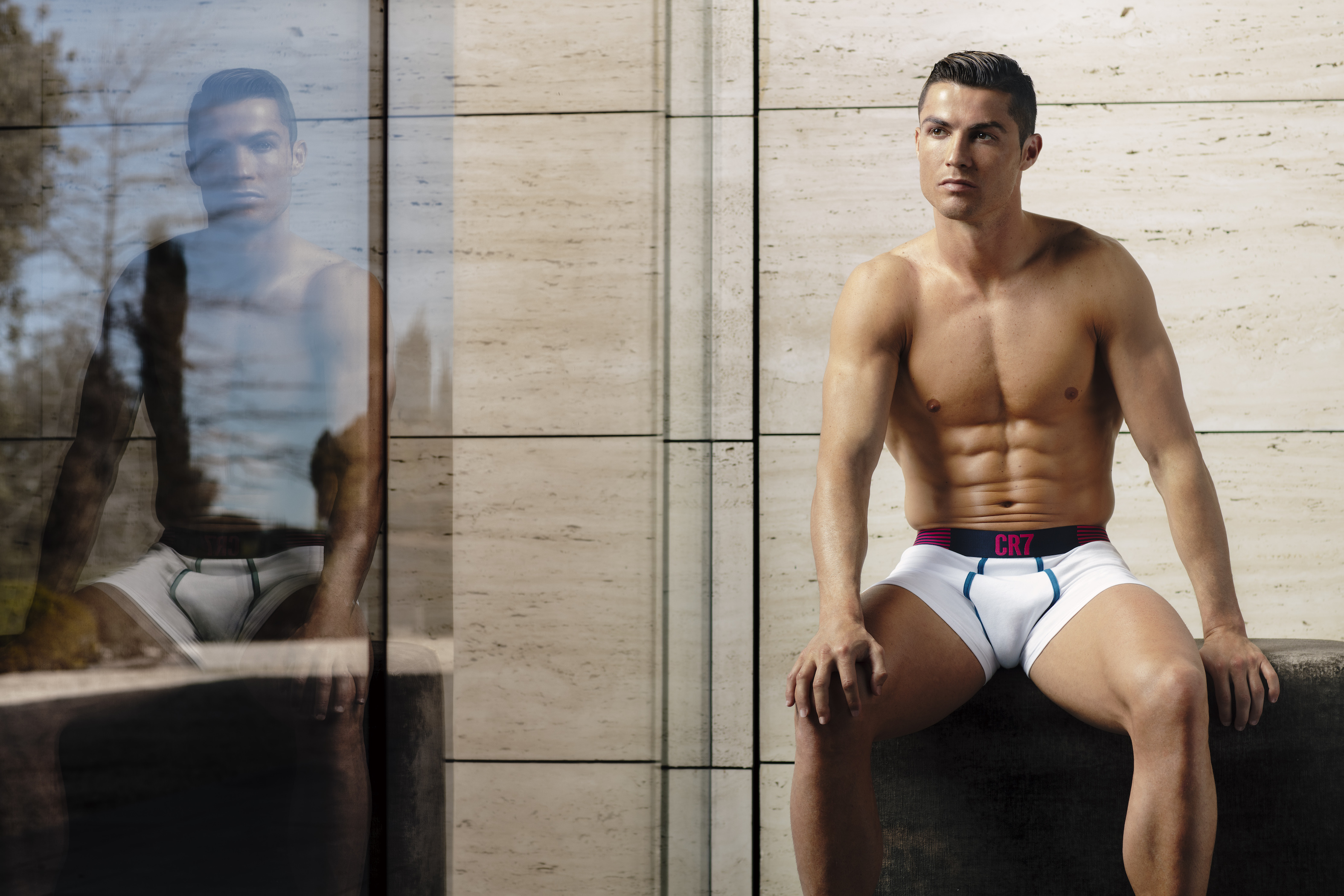 Cristiano Ronaldo s-a dezbrăcat pentru a-și promova noua colecție de lenjerie intimă | GALERIE FOTO