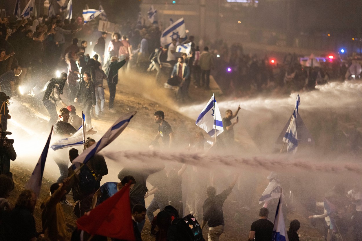 Proteste masive în Israel, după ce Netanyahu l-a demis pe ministrul apărării, care ceruse suspendarea reformei judiciare - VIDEO