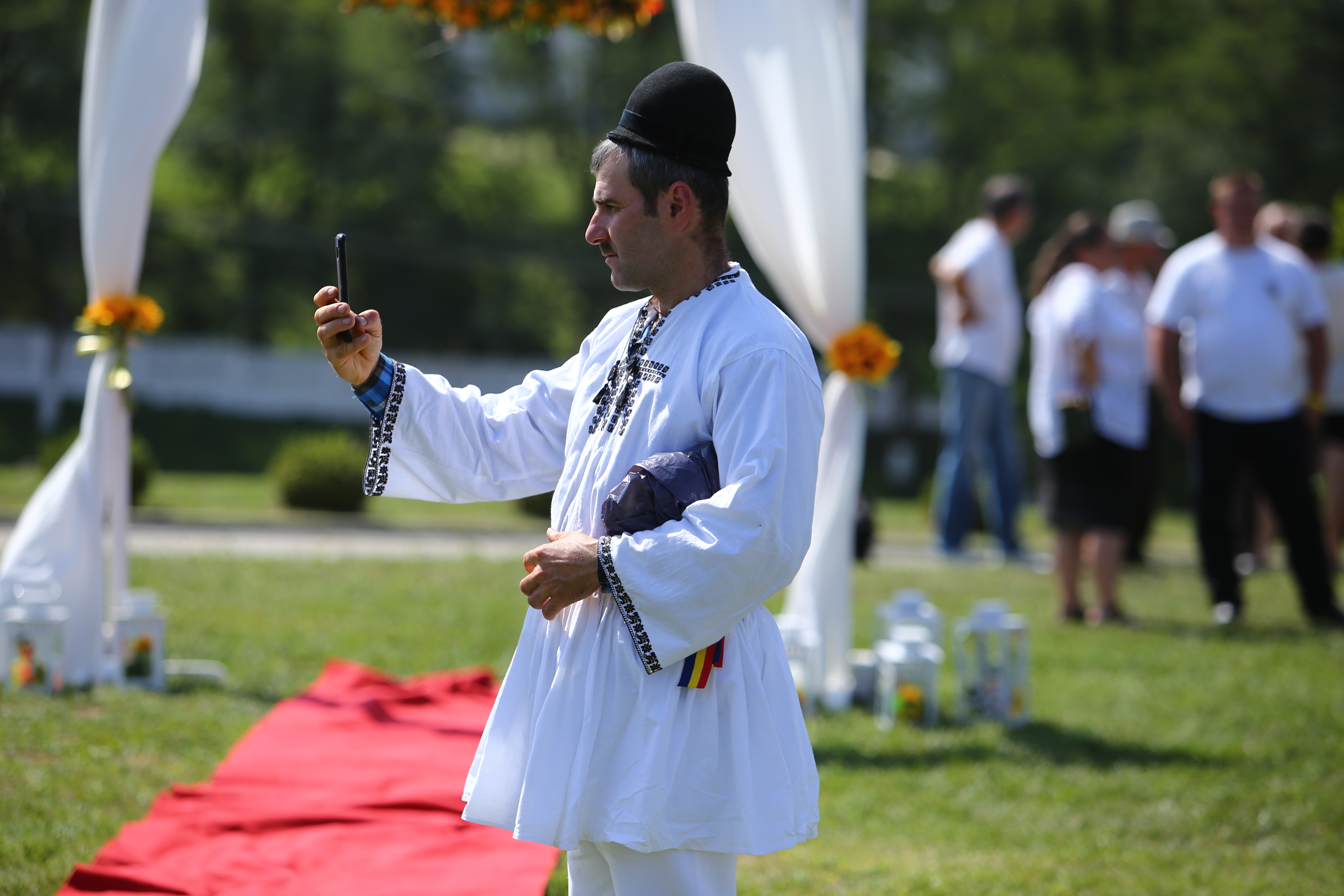O mireasă și două nunți. Cum a petrecut poporul în vale, iar ceilalți invitați, în deal, la căsătoria „domnului AUR”, George Simion