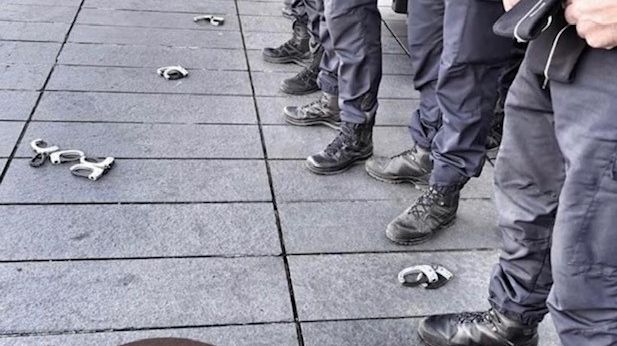 De ce și-au aruncat polițiștii francezi cătușele pe jos. Proteste în toată Franța: “Fără poliție, fără pace”