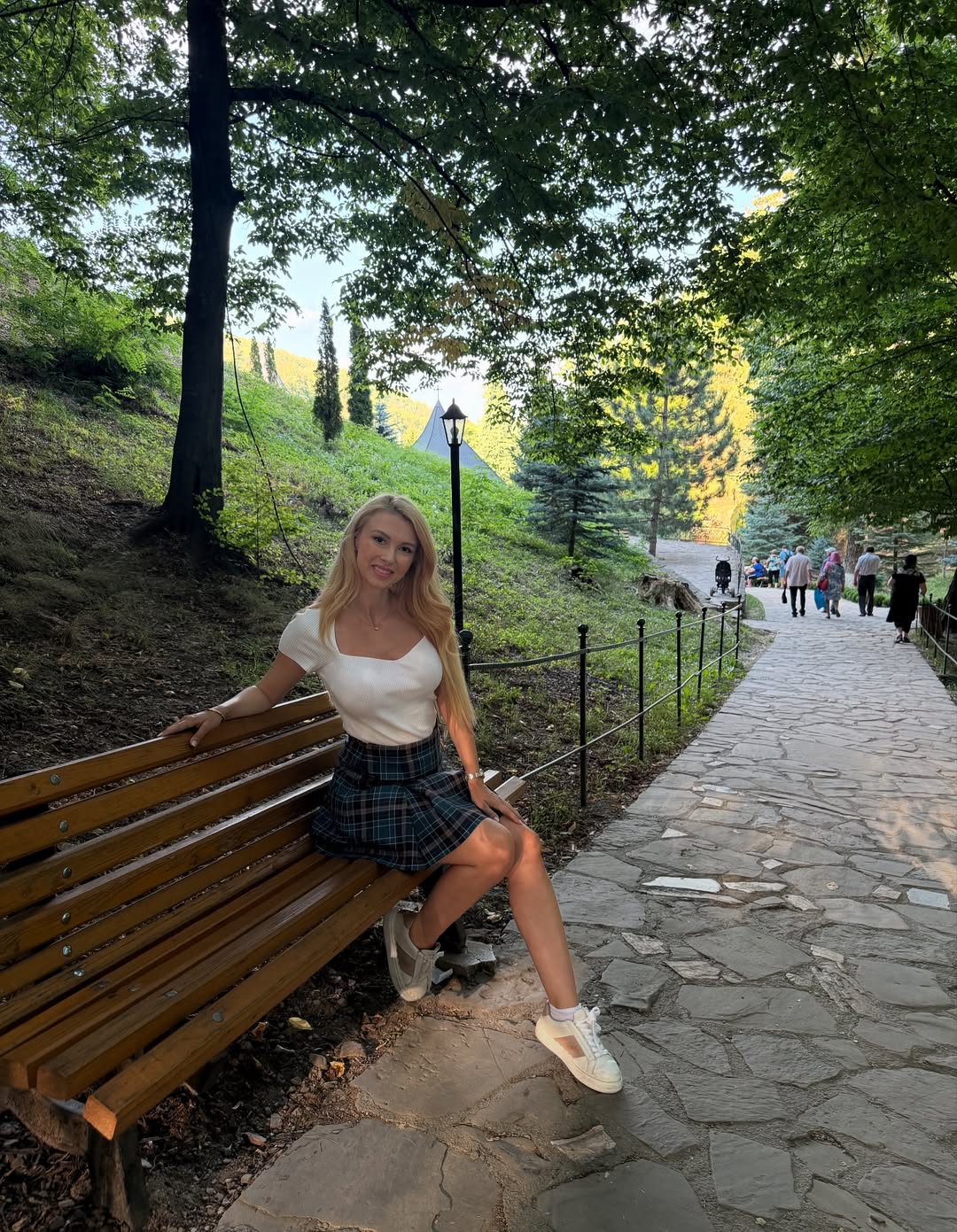 Cum a apărut Andreea Bălan îmbrăcată la Mănăstirea Prislop. Artista a mers în fustă mini să se roage la mormântul lui Arsenie Boca