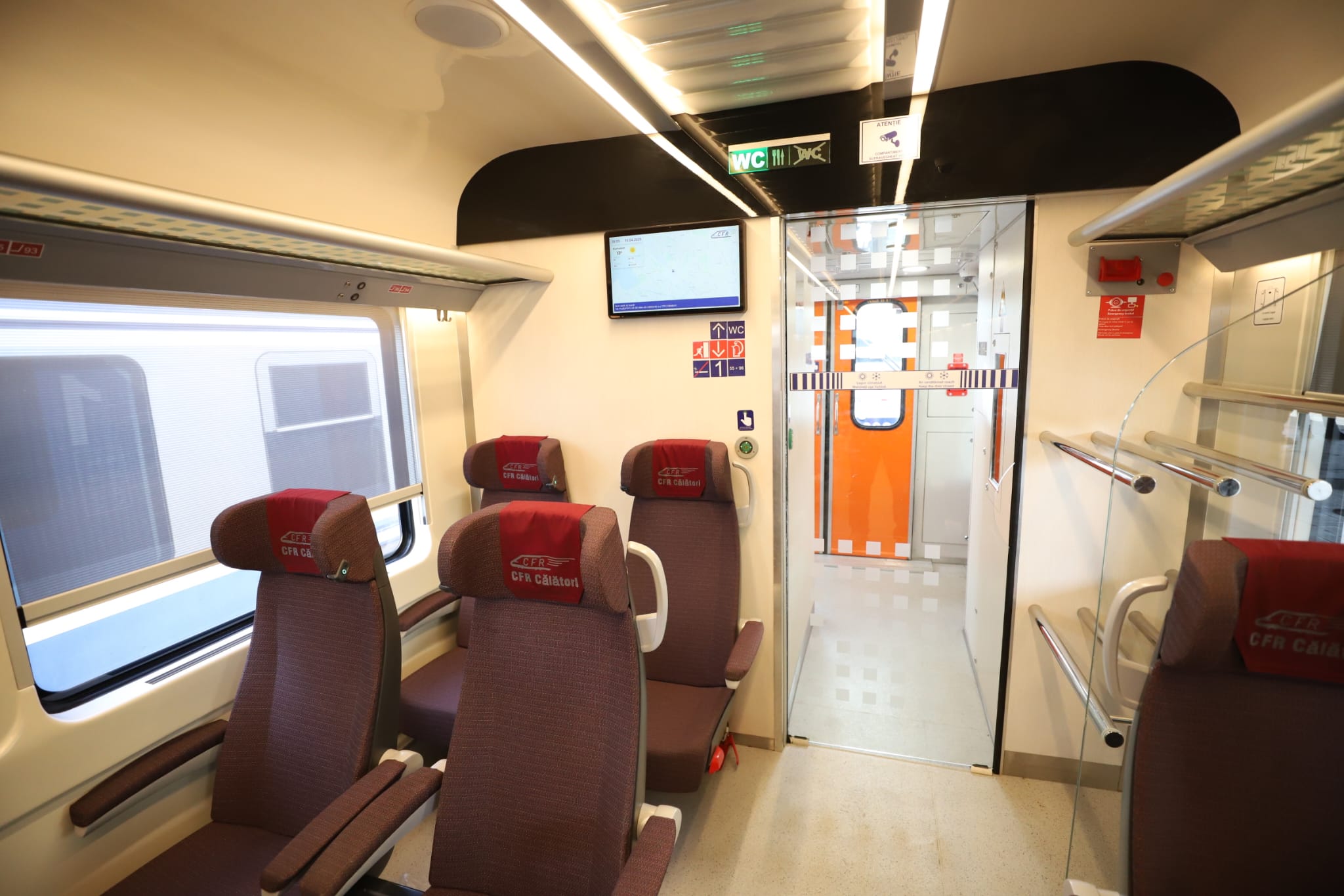 Viteză, confort și lift pentru persoane cu dizabilități. Primul tren modernizat complet circulă de astăzi pe ruta București-Constanța