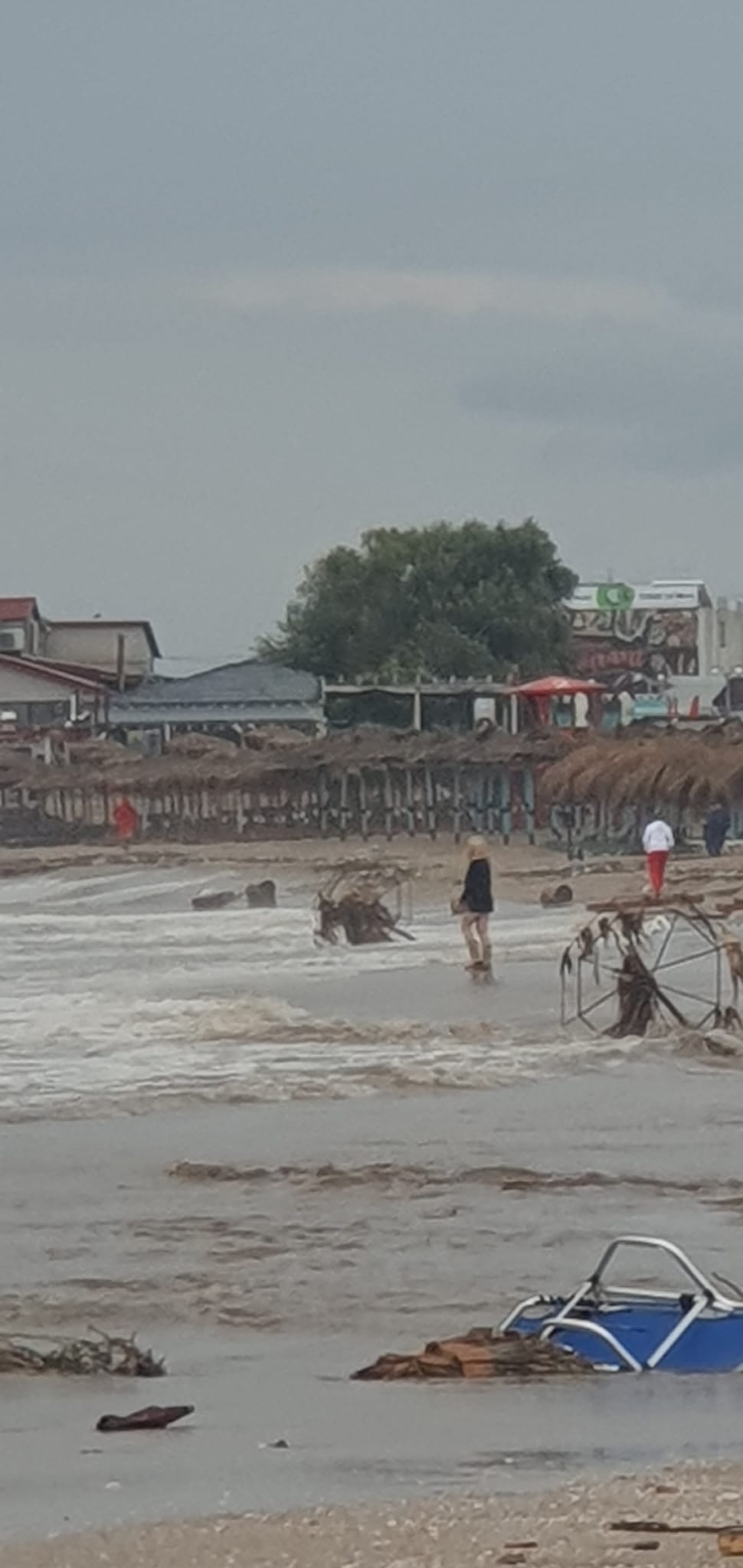 Urmările ploilor puternice de pe litoral. La Mangalia au căzut 200 l/mp. Maşini luate de apă, inundaţii în mai multe staţiuni: dezastru la Venus şi Vama Veche | FOTO