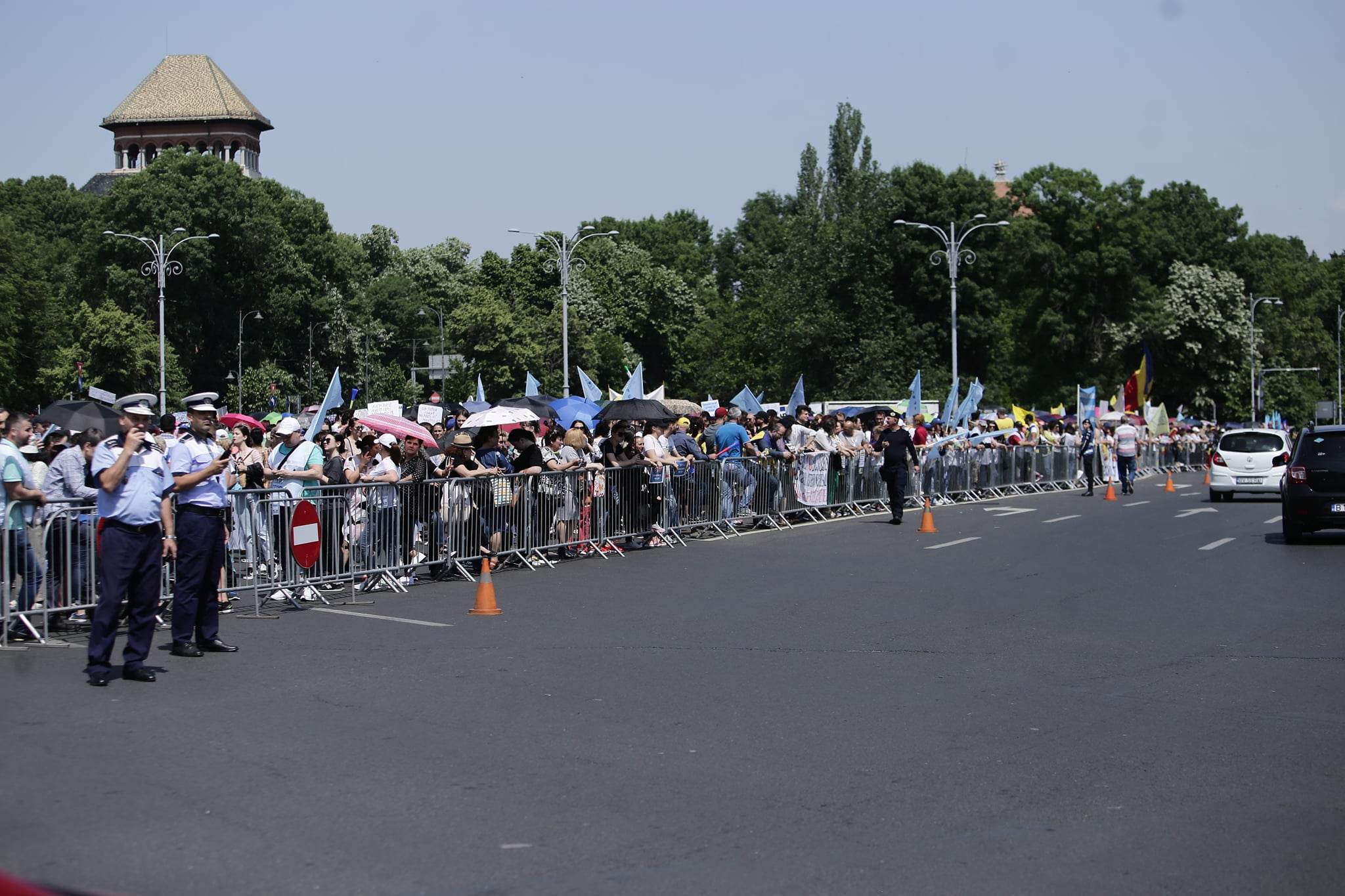 „Nu se poate România educată, cu salarii de altădată”. Mii de cadre didactice au protestat în stradă, în a patra zi de grevă