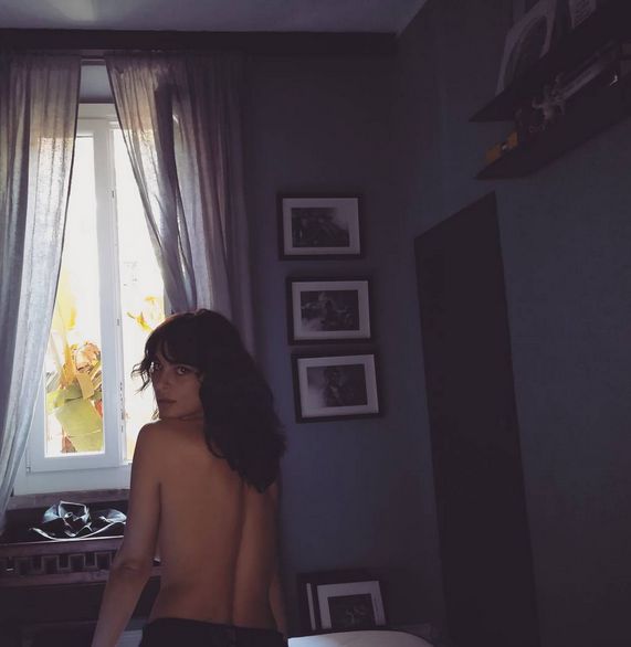 Ziua Internaţională Fără Sutien. Ce vedete de la noi și-au lăsat sânii la vedere | Galerie Foto