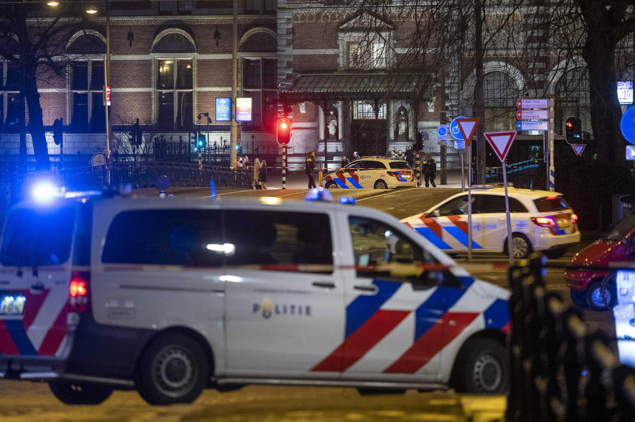 Cel puțin o persoană a fost luată ostatică în Amsterdam de un bărbat înarmat, anunță Poliția locală