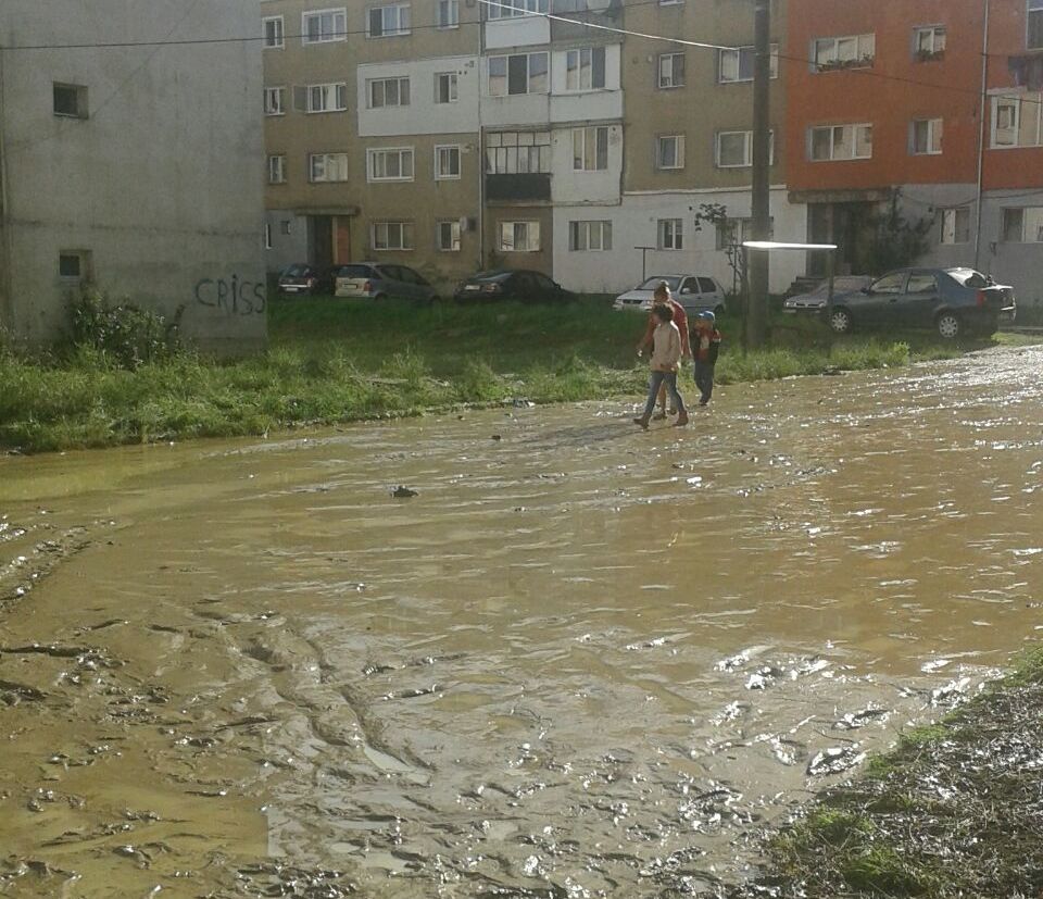 UPDATE / Furtunile și inundațiile fac ravagii în vestul țării. Două persoane au murit, sute de persoane evacuate / VIDEO