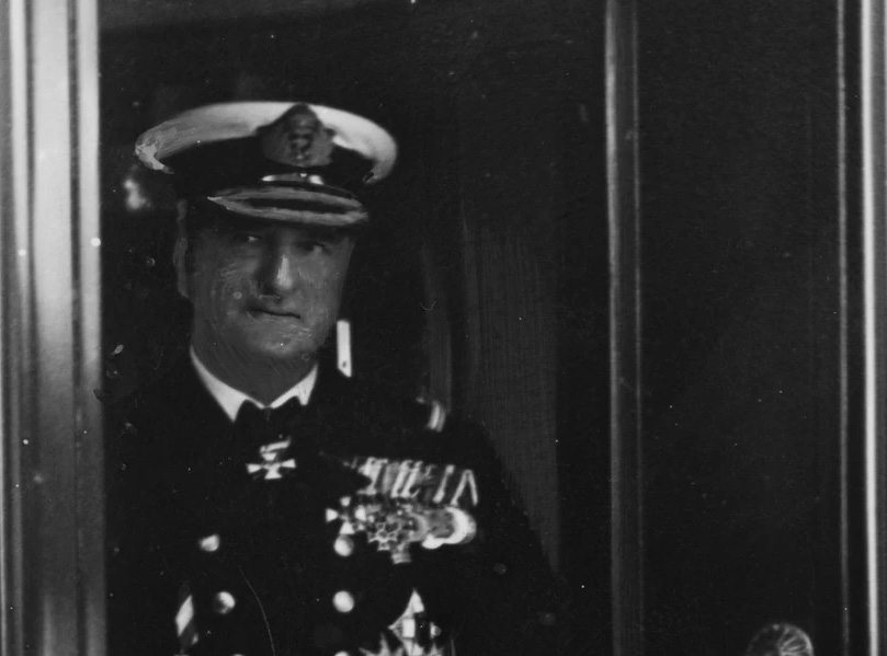 Feltárul Horthy Miklós titka: fürdőszobájában mondott le a kormányzó, az aláírás eredeti