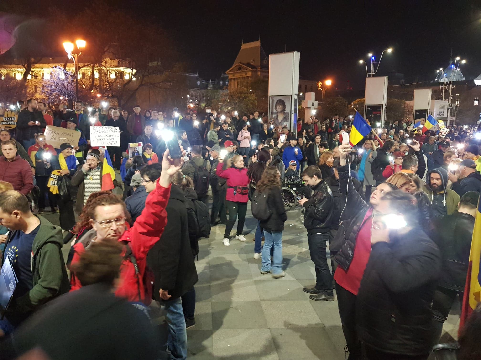 FOTO&VIDEO/ Sute de oameni au protestat sâmbătă seară în Piața Universității. Tudor Chirilă și regizorul Stere Gulea, printre protestatari
