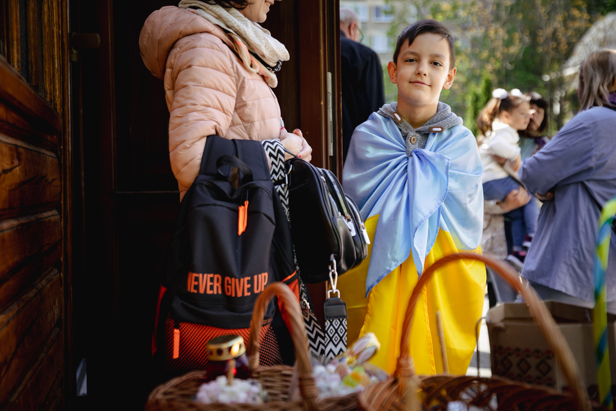 REPORTAJ. „Hrestos voskres!” Sute de refugiați s-au strâns la biserica ucraineană din Drumul Taberei: „Vom învinge, pentru că de partea noastră sunt dreptatea și pacea”