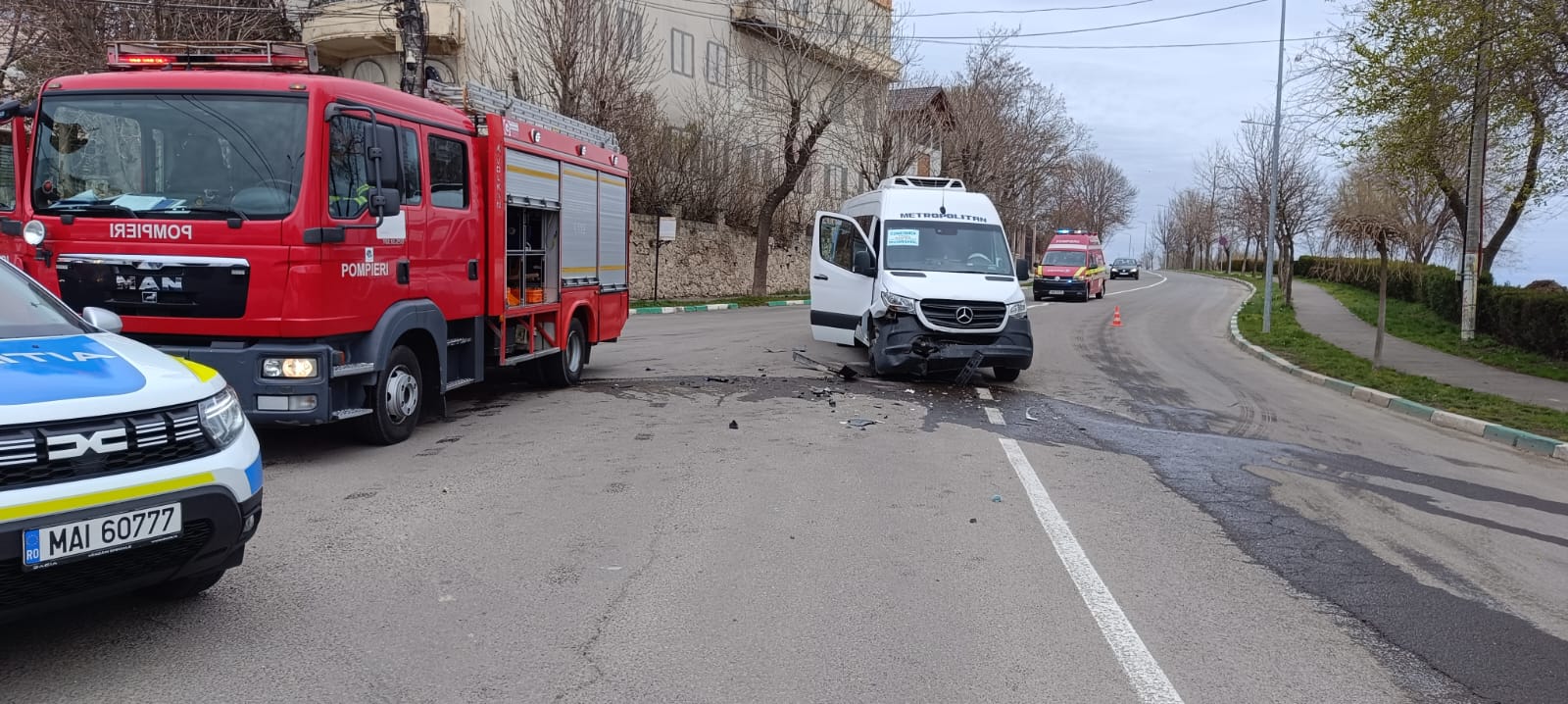 Patru copii, la spital, după un accident între un microbuz și o mașină la Techirghiol. A fost activat planul roșu de intervenție