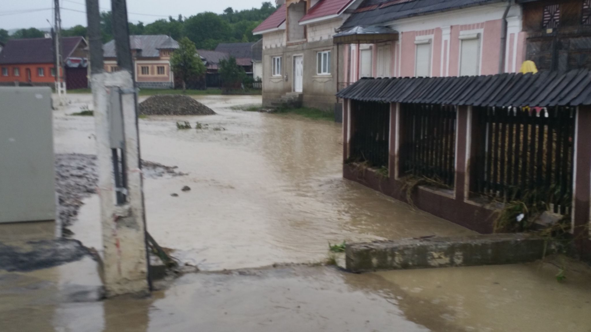 Dezastru în țară din cauza furtunilor! Zeci de oameni evacuați din calea apelor